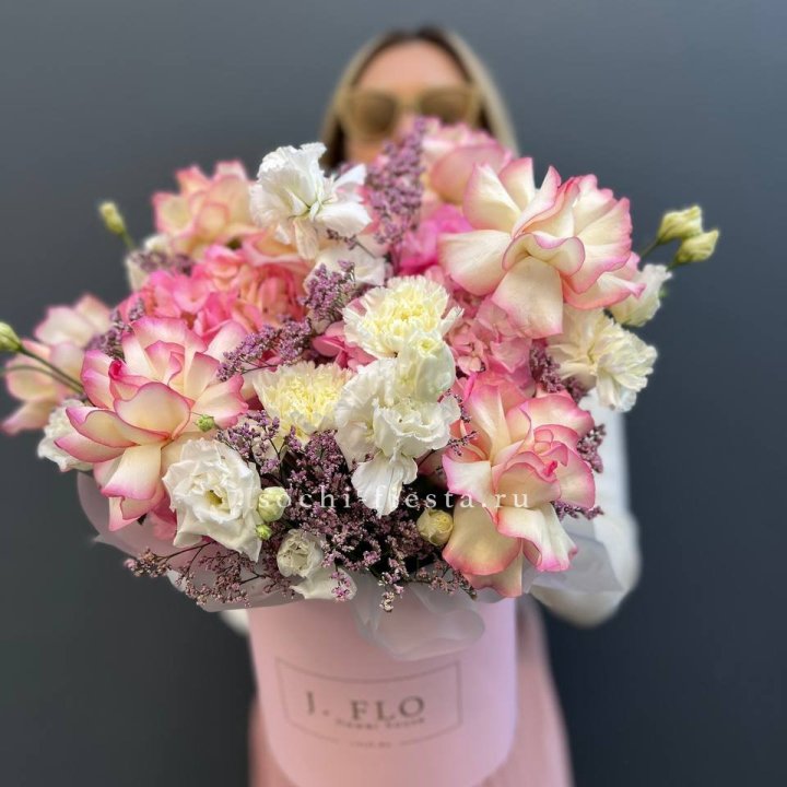 Цветочная композиция "Глория" в боксе в Владивостоке