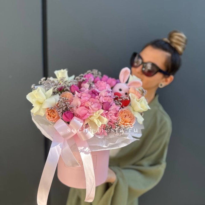 Дизайнерский цилиндр с игрушкой "Лола" в Владивостоке