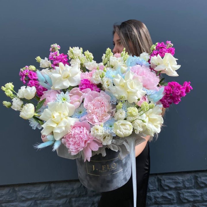 Дизайнерский цилиндр "Пионы гарден" в Владивостоке