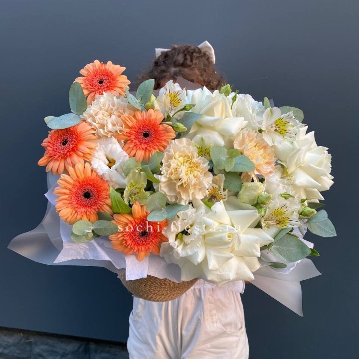 Розы и герберы в джутовом кашпо "Георгино" в Владивостоке