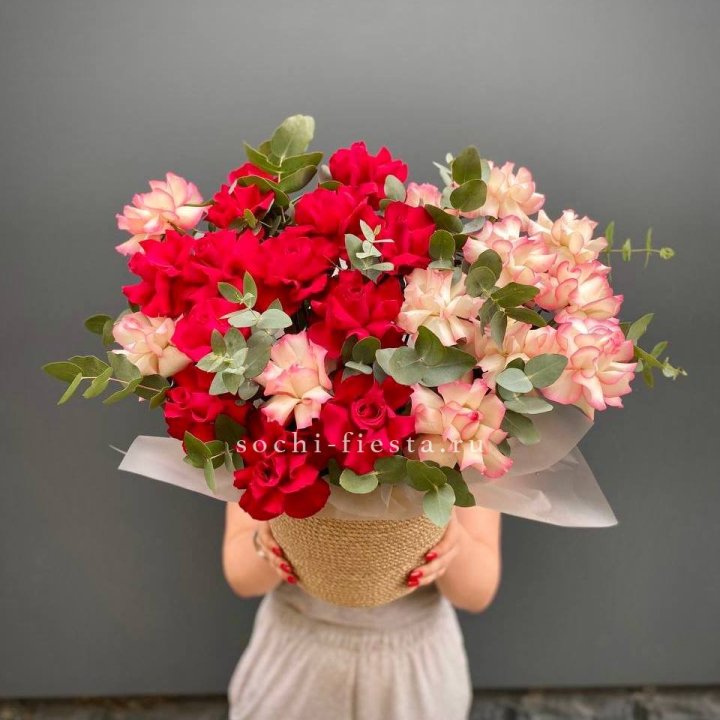 25 Французских роз в джутовом кашпо  в Владивостоке