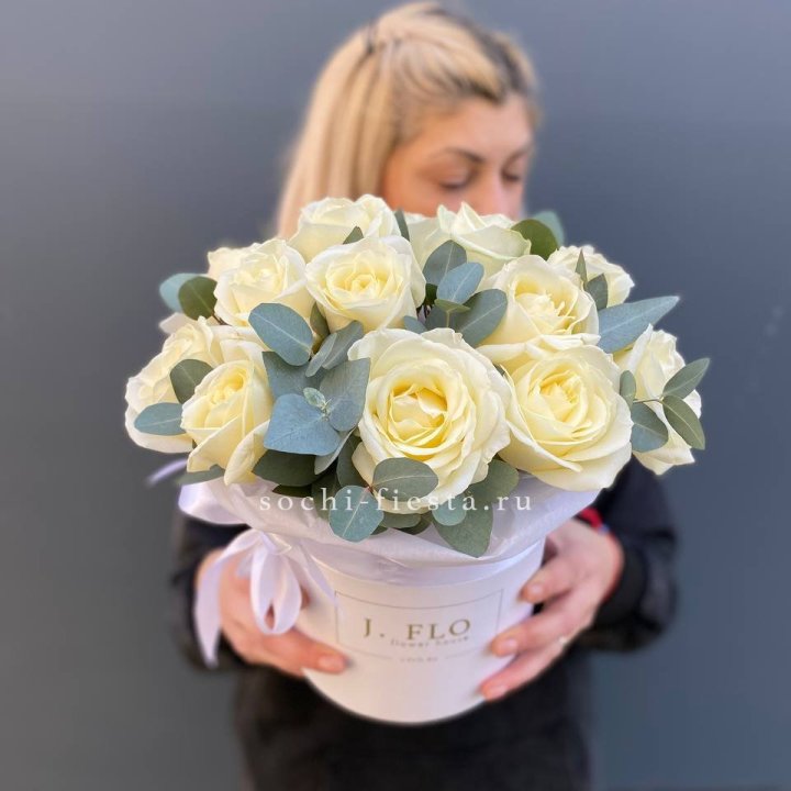 15 белых роз в боксе в Владивостоке