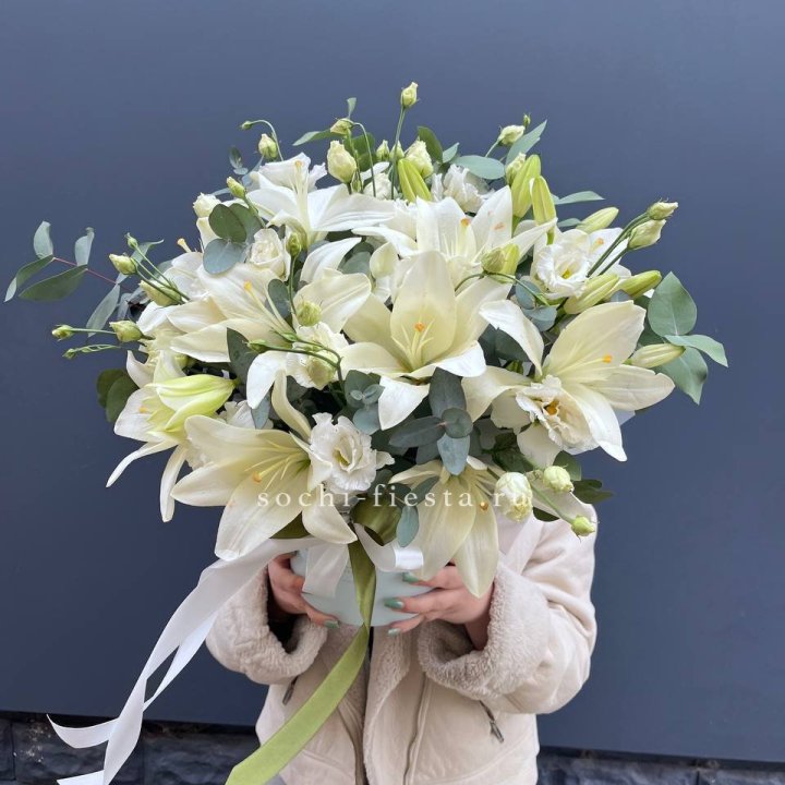 Бокс лилий и эустомы в Владивостоке