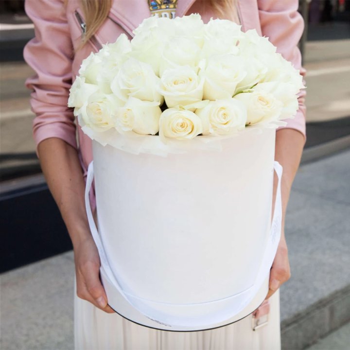 35 белых роз в цилиндре в Владивостоке