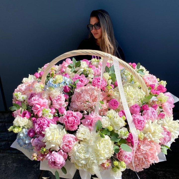 Цветочная корзина из пионов и пионовидных роз "Перфекте" в Владивостоке