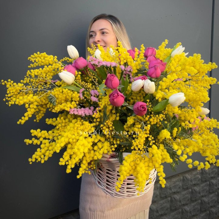 Цветочная корзина с мимозой "Спринг" в Владивостоке