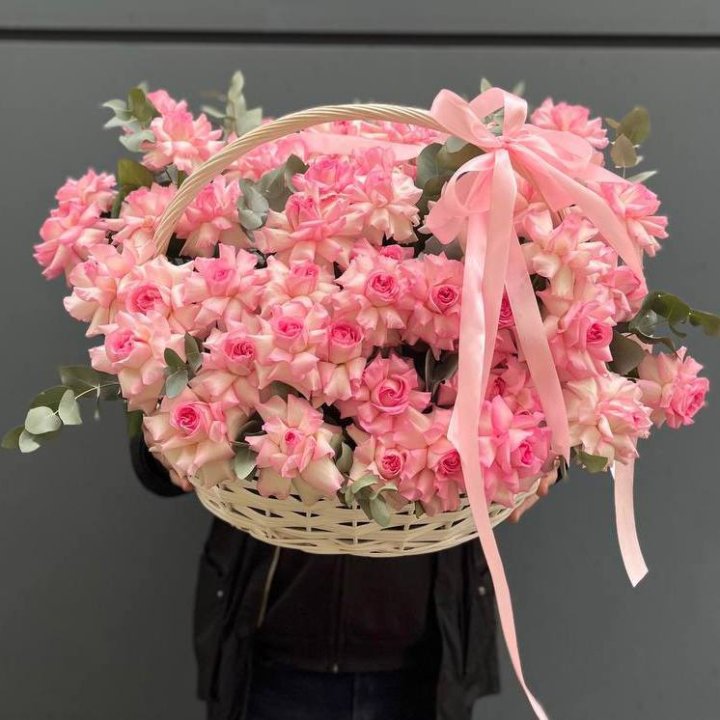 51 розовая роза в корзине в Владивостоке