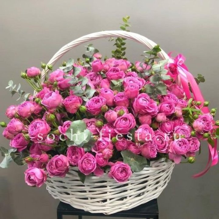 65 пионовидных кустовых роз в корзине в Владивостоке