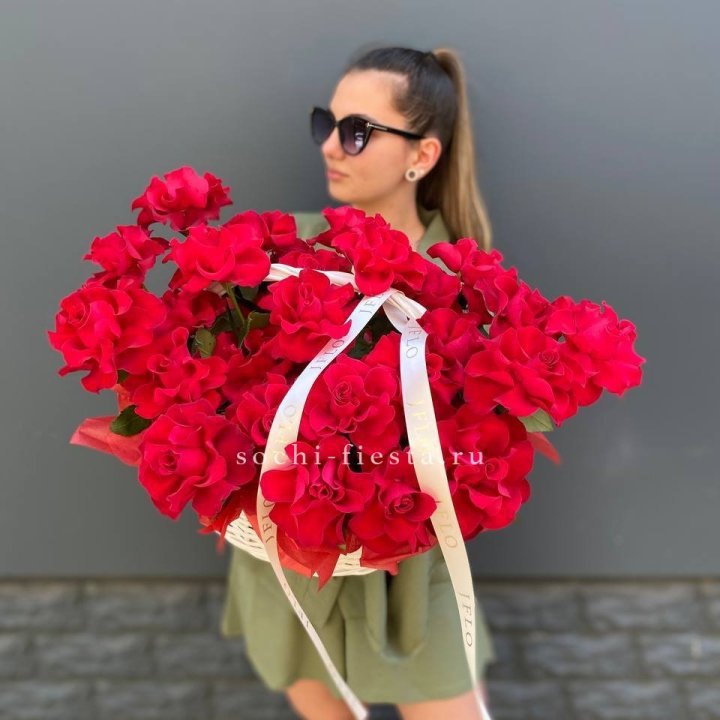 Красные французские розы в корзине в Владивостоке