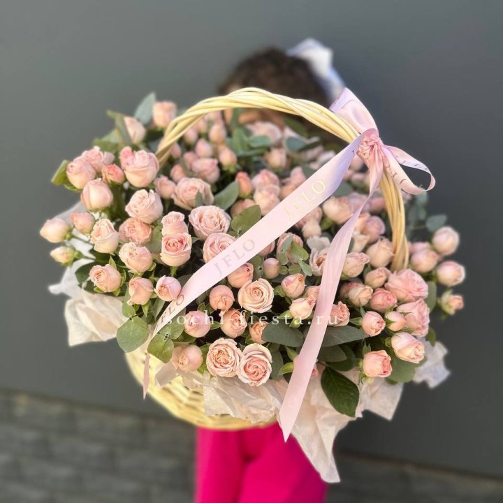 Корзина кустовых пионовидных роз в Владивостоке