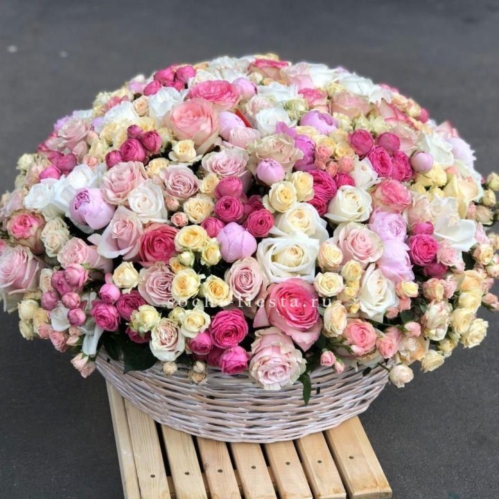 Цветочная корзина из пионов и пионовидных роз "Юниверсити" в Владивостоке