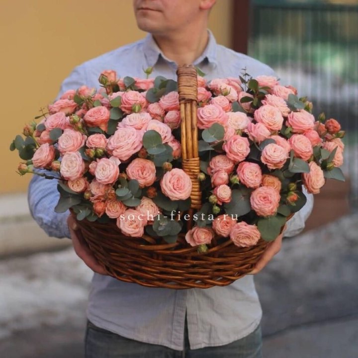 Корзина из 101 пионовидной розы в Владивостоке