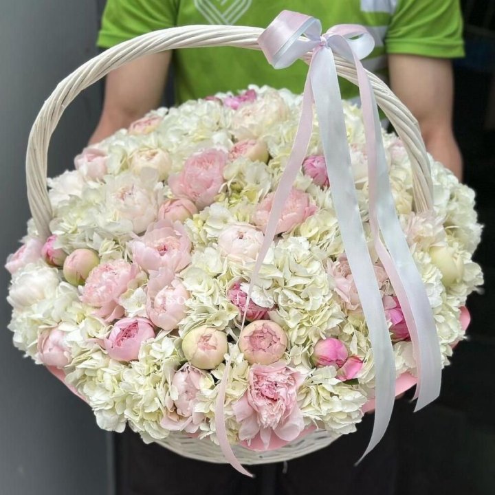 Премиум корзина гортензий и пионов в Владивостоке