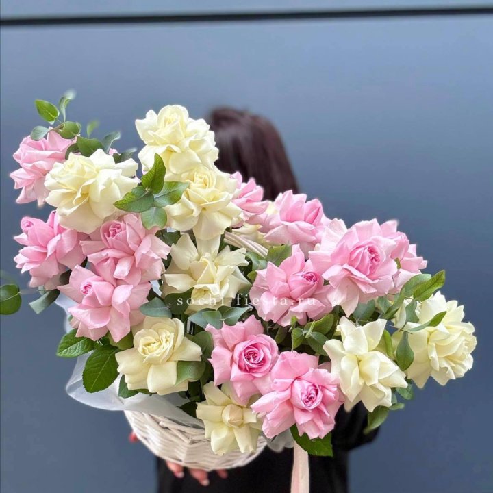 25 Французских роз в корзине в Владивостоке