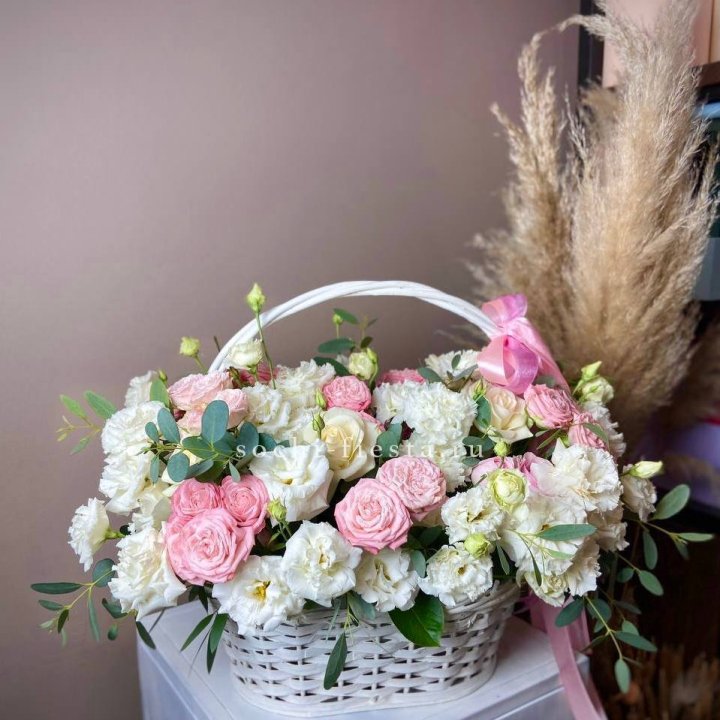 Цветочная корзина "Пинки вайт" в Владивостоке
