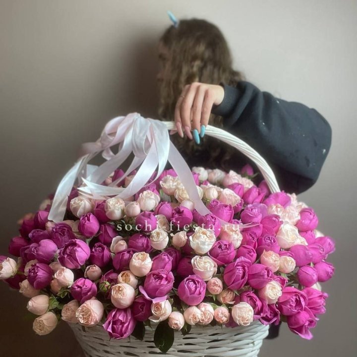 Премиум корзина пионовидных кустовых роз в Владивостоке