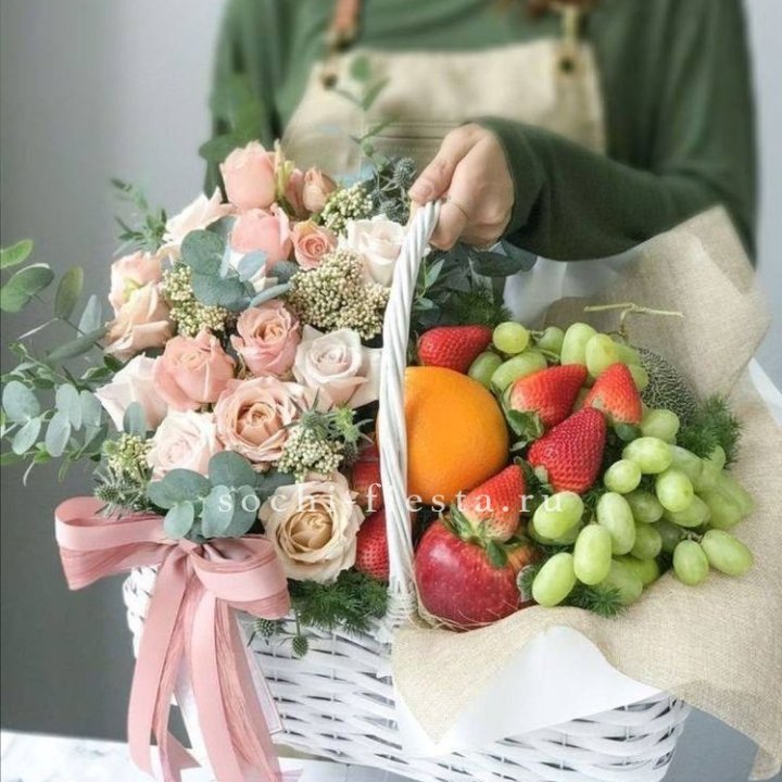 Фруктовая корзина c цветами в Владивостоке