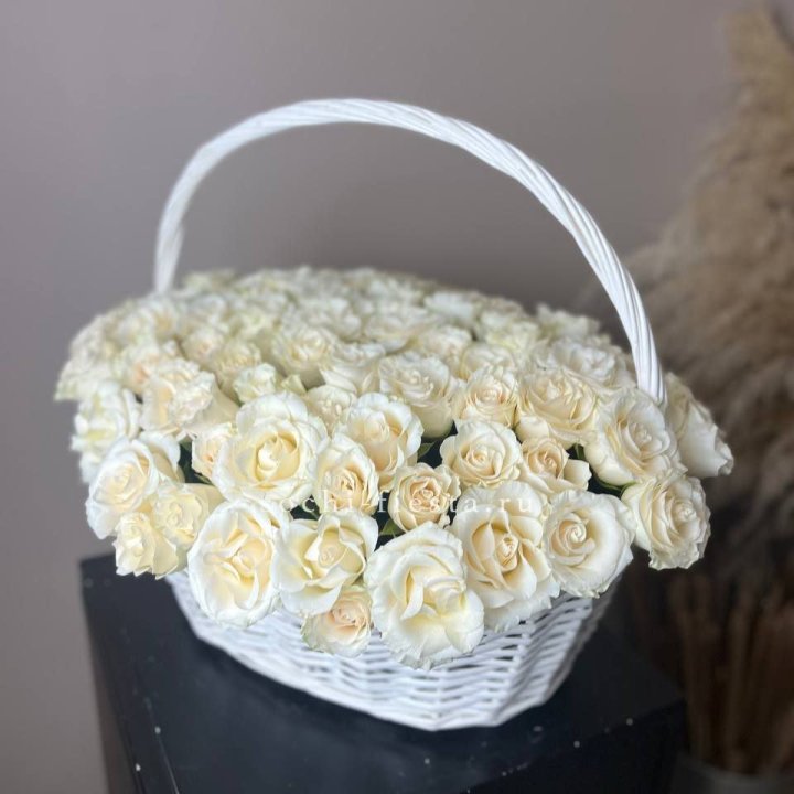 101 белая роза в корзине в Владивостоке