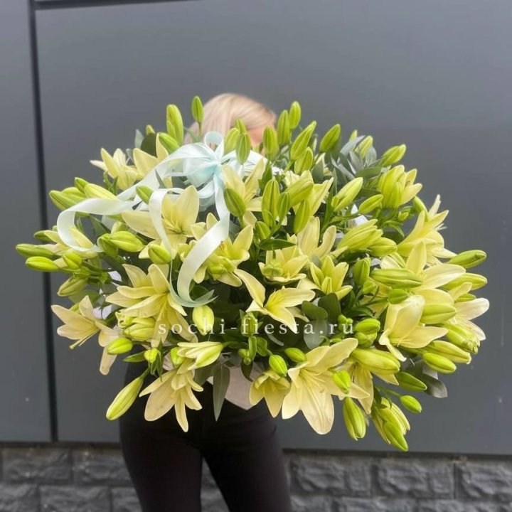 Лилии в корзине в Владивостоке