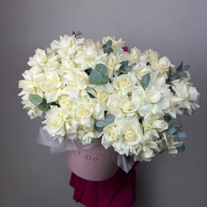 37 белых роз в боксе в Владивостоке