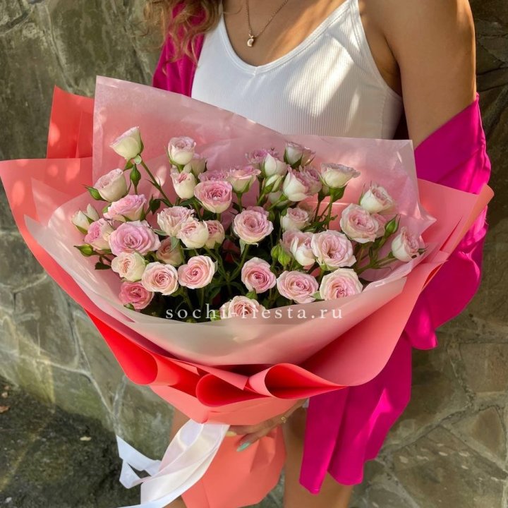 Розовые кустовые розы в Владивостоке