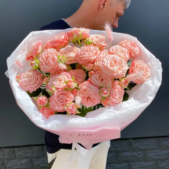 Пионовидные розы Мадам Бомбастик в Владивостоке