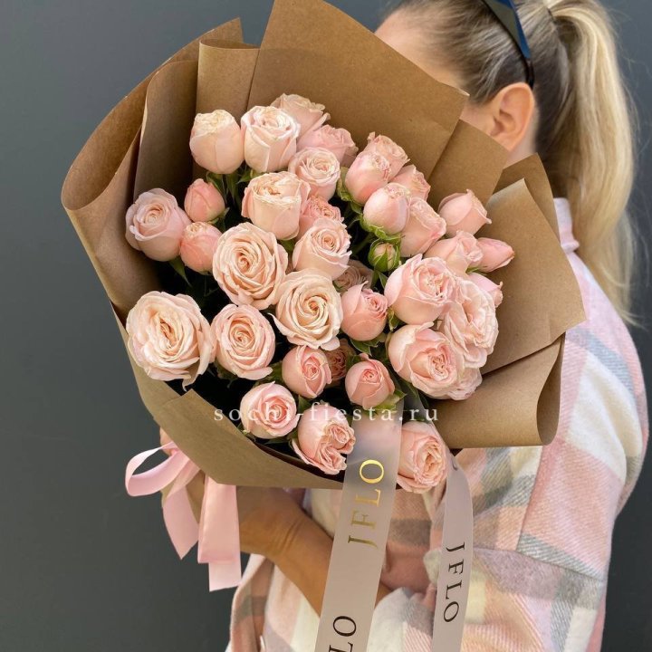 Кустовые розы Бомбастик в крафте в Владивостоке