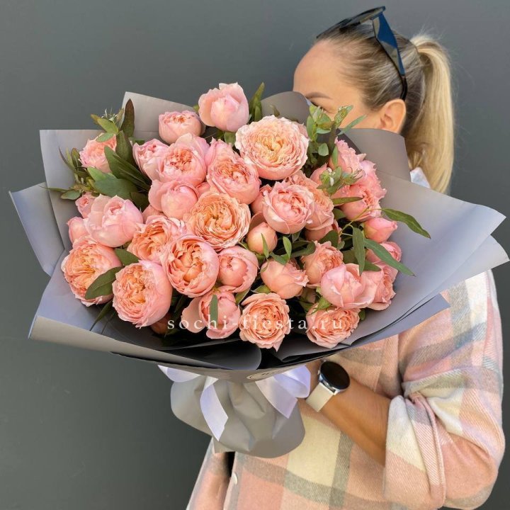 Букет с пионовидными розами "Пивайн" в Владивостоке