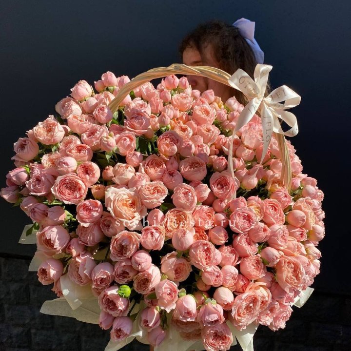 Корзина из пионовидных роз в Владивостоке
