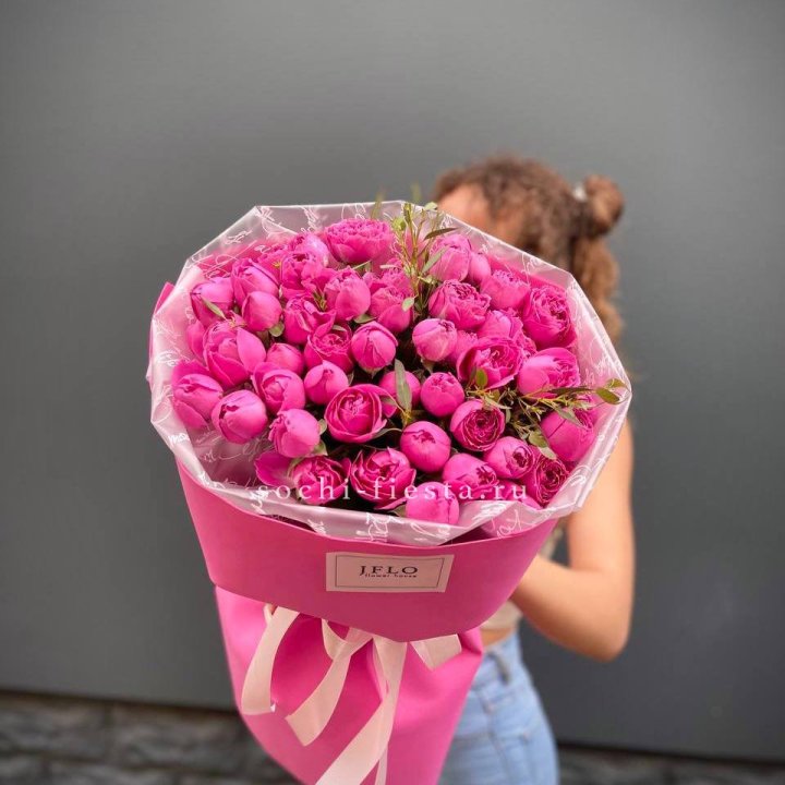 Кустовые розы букет Мисти Баблс в Владивостоке