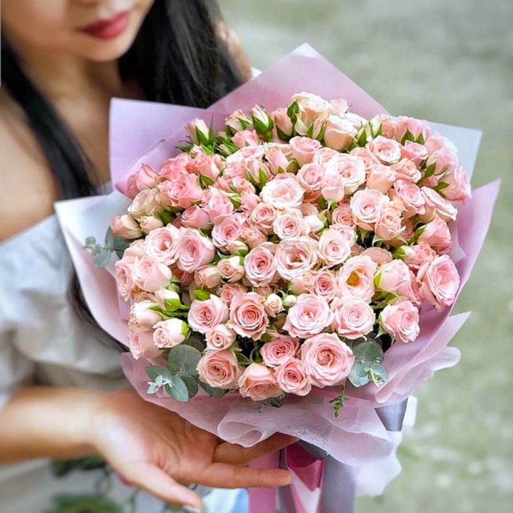 Кустовые розы с эвкалиптом в Владивостоке