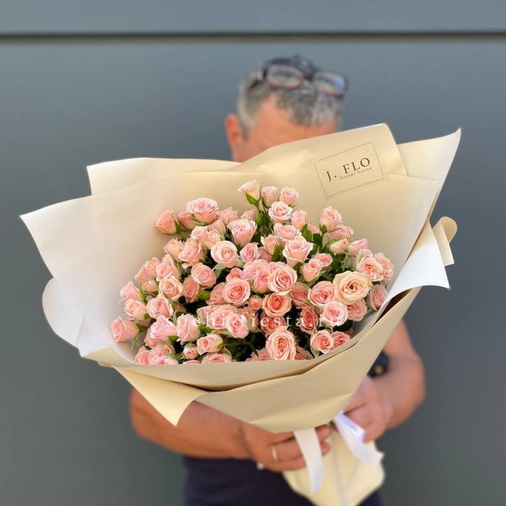 Кустовые розы леди в Владивостоке