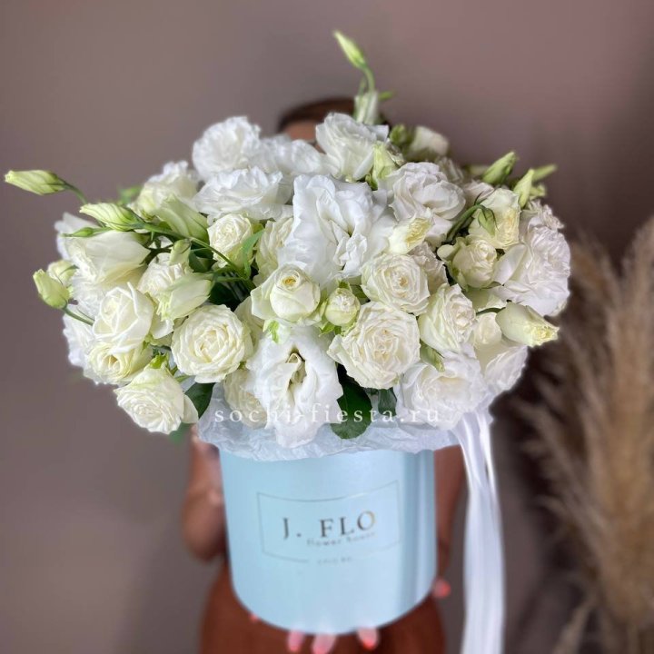 Бокс кустовых роз и эустомы  в Владивостоке