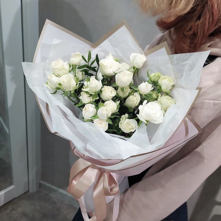 Белоснежные кустовые розы в Владивостоке