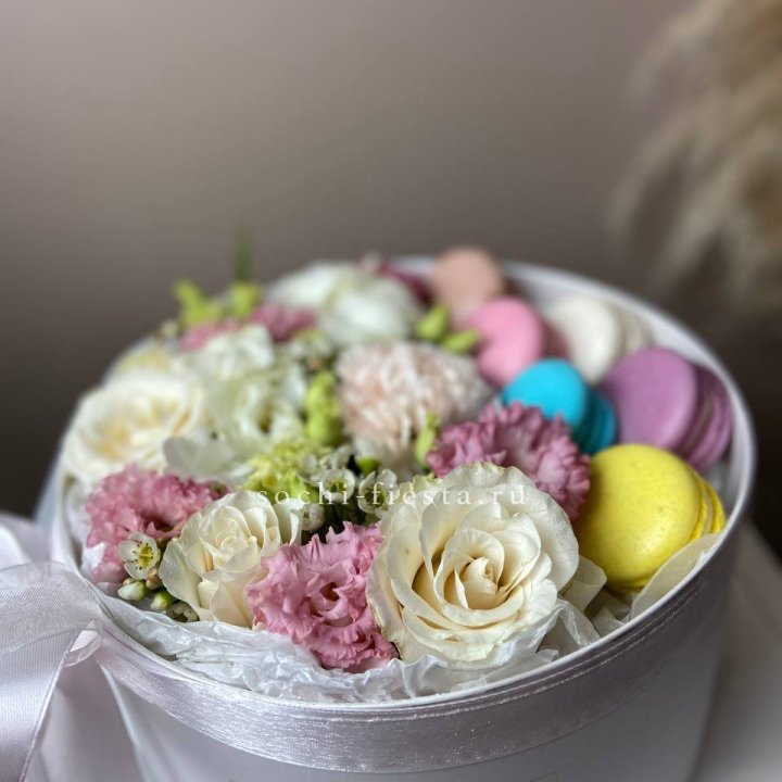 Цветы в цилиндре с макаронс "Прованс" в Владивостоке