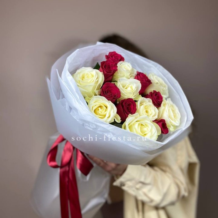 Букет из красных белых 15 роз в Владивостоке