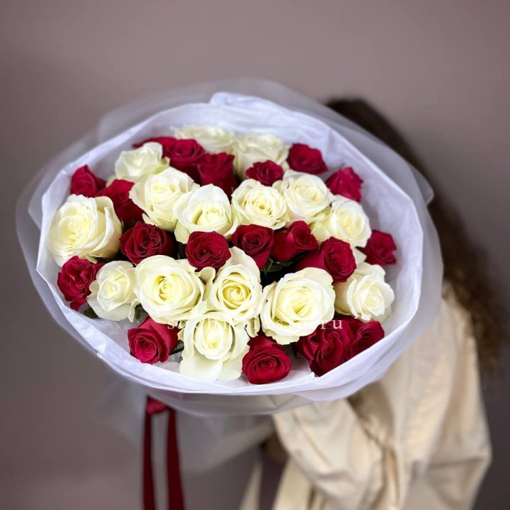 Букет из красных белых 35 роз в Владивостоке