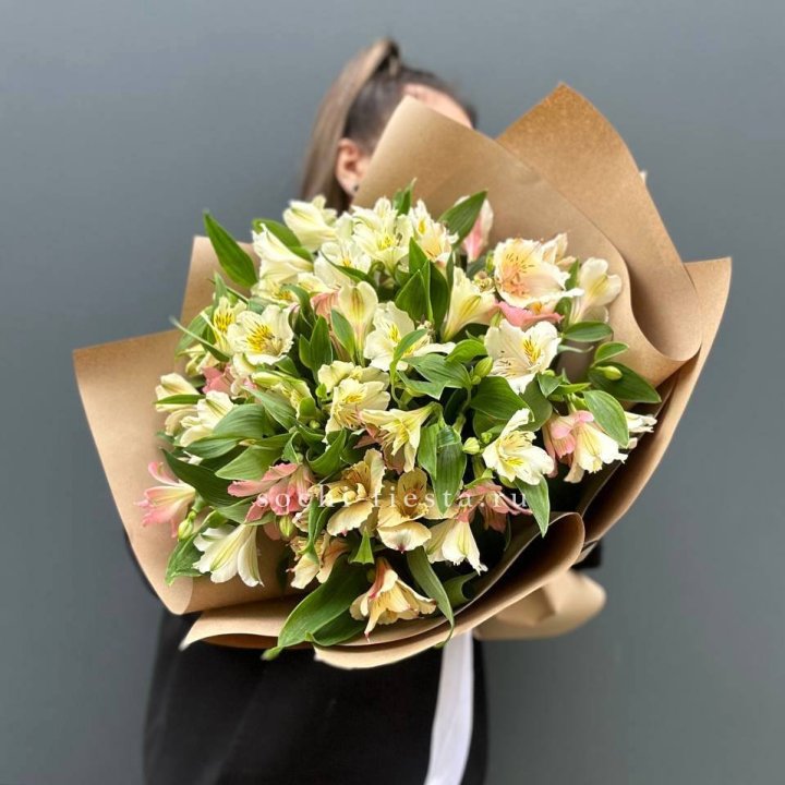 Букет альстромерий в крафте в Владивостоке