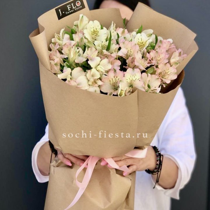 17  альстромерий в крафте в Владивостоке