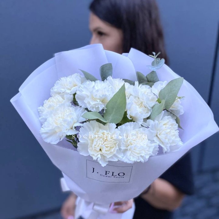 Букет белых диантусов с эвкалиптом в Владивостоке