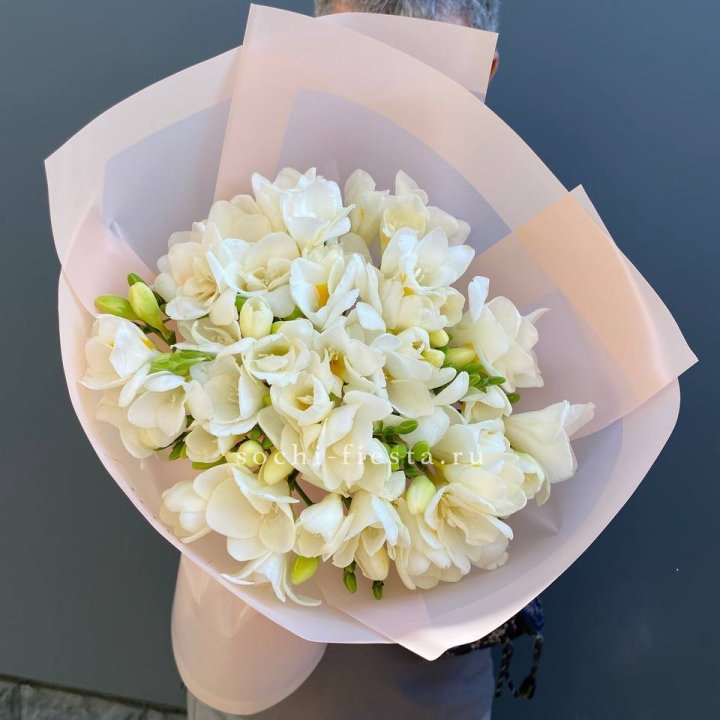 Букет белых фрезий  в Владивостоке