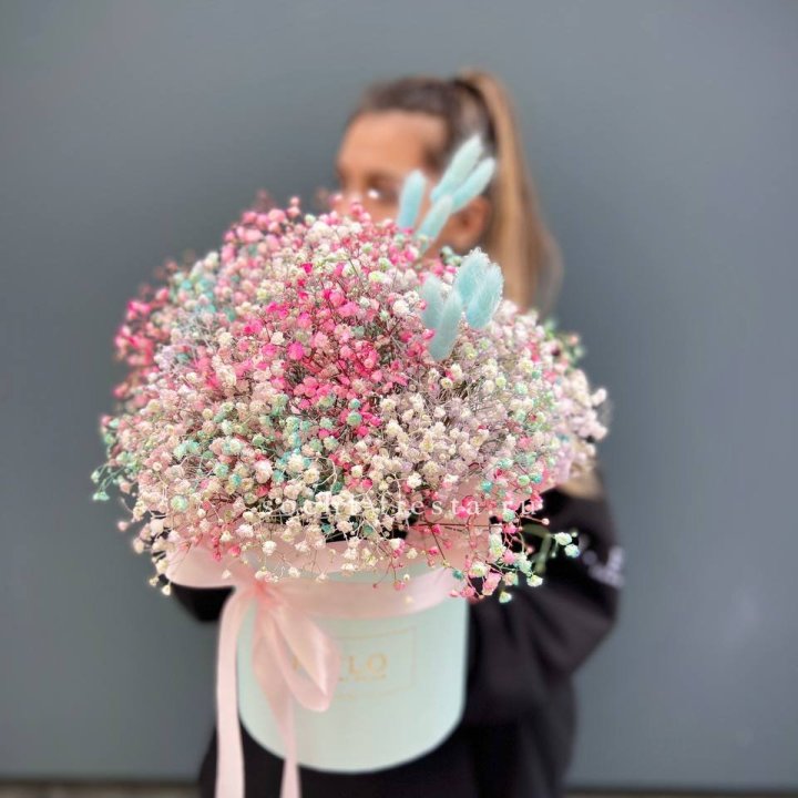 9 Радужных гипсофилы в шляпной коробке в Владивостоке