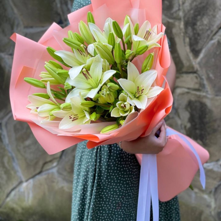 Букет из 7 белых лилий в Владивостоке