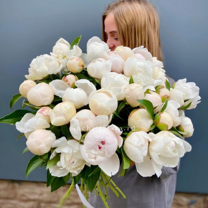 Охапка пионов в Владивостоке