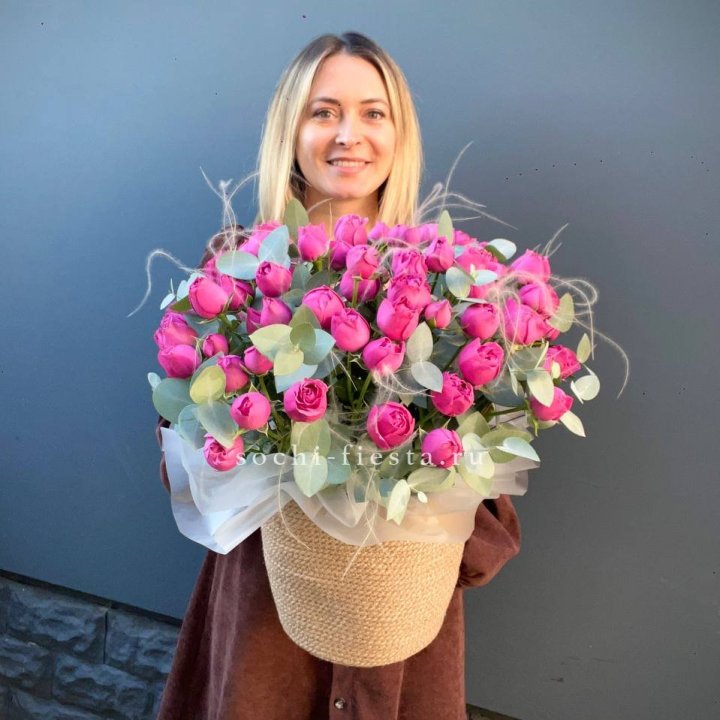 Пионовидные розы  в джутовом кашпо  в Владивостоке