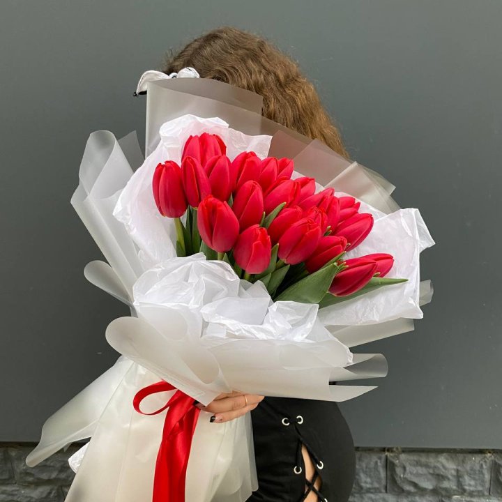  25 красных воздушных тюльпанов в Владивостоке