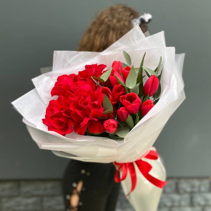 Дуо тюльпаны и розы в Владивостоке