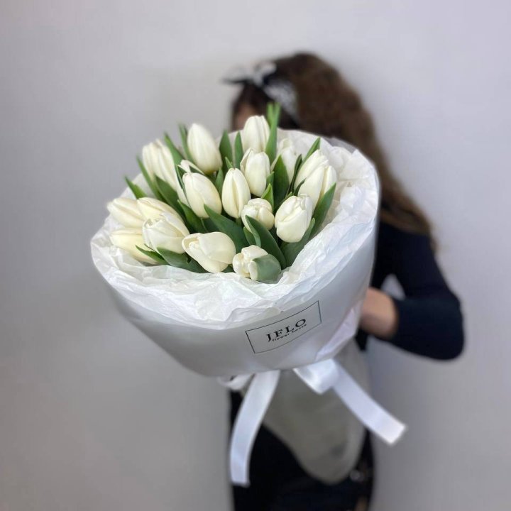  19 белых воздушных тюльпанов в Владивостоке