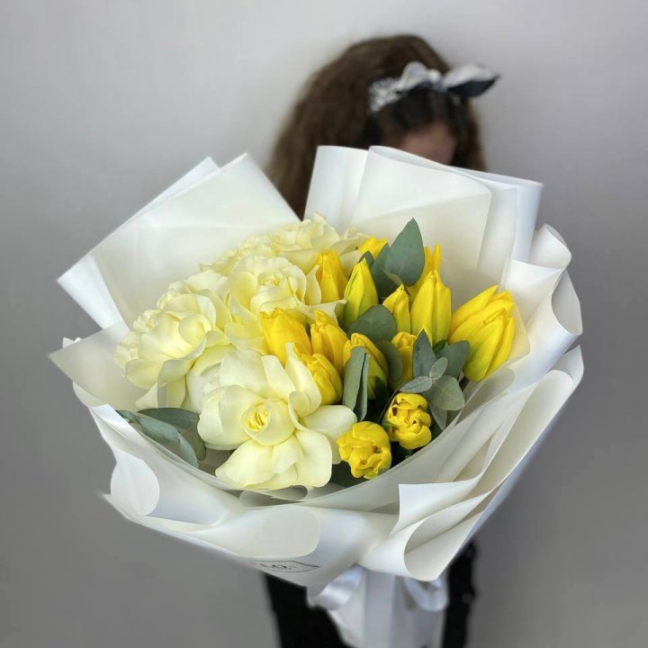 Дуо жёлтые тюльпаны и розы в Владивостоке