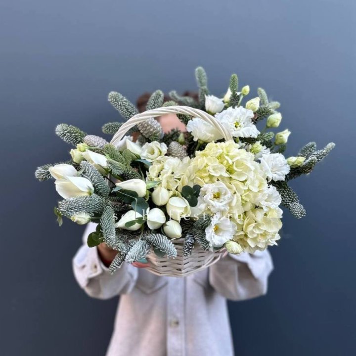 Новогодняя корзина с цветами в Владивостоке